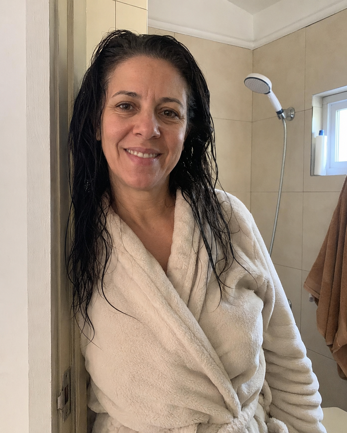 Clienta de Equiora después de ducharse con su Ducha Filtrada instalada